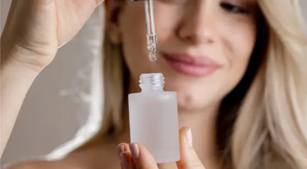 Jak używać serum do włosów, aby uniknąć zniszczeń i uzyskać blask