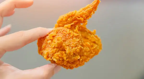 Ile kosztują frytki w popularnych fast foodach? Ceny zaskakują!