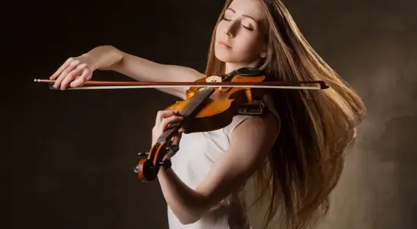 Czym gra się na skrzypcach? Podstawy, techniki i akcesoria, które musisz znać