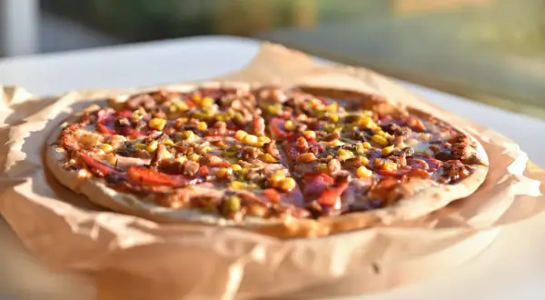 Czy pizza to fast food? Odkryj, co ją definiuje jako fast food
