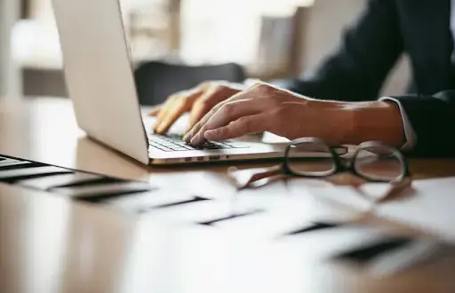 Ekonomia startupów: dlaczego większość nie „wybija się” i jakie modele przeżywają