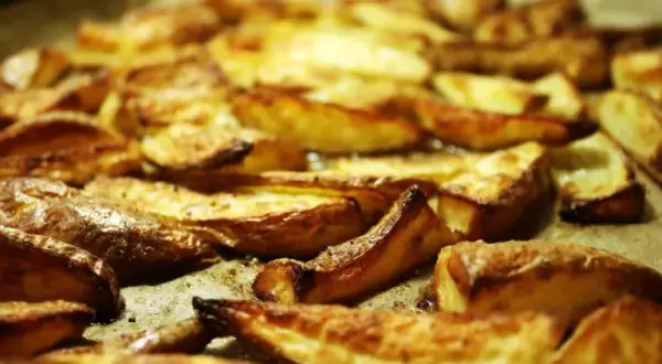Jak zrobić ziemniaczki zapiekane w piekarniku - łatwy przepis na smakowite danie