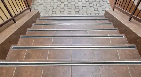 Jakie płytki na schody wybrać, aby zapewnić bezpieczeństwo i styl?