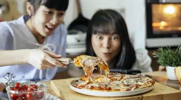 Ile waży pizza 32 cm? Sprawdź dokładną wagę i kaloryczność różnych rodzajów