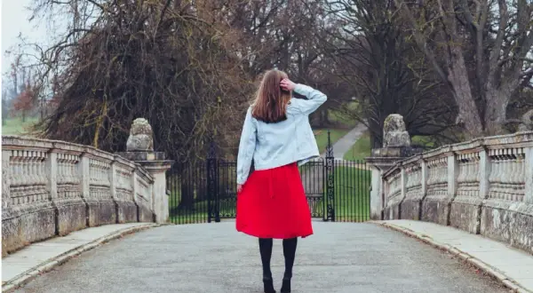 Jakie bluzki do czerwonej spódnicy? Odkryj modne stylizacje na każdą okazję