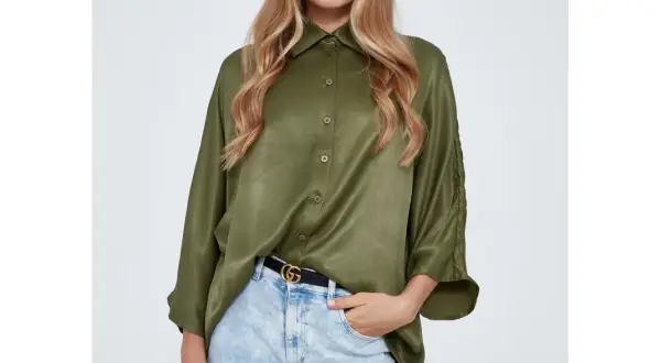 Koszula khaki: 7 stylizacji, które musisz znać - trendy 2023