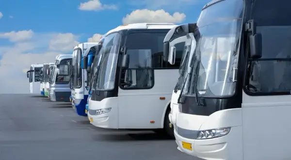 Ile miejsc ma autokar piętrowy? Sprawdź pojemność różnych modeli