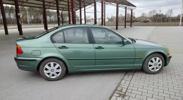 Zielone BMW E46: Czy ten kolor sprawia, że wygląda lepiej na drodze?