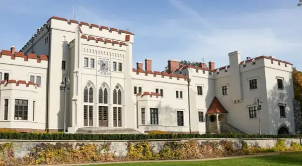 Zabytkowy pałac radolińskich w Jarocinie: historia neogotyckiej rezydencji