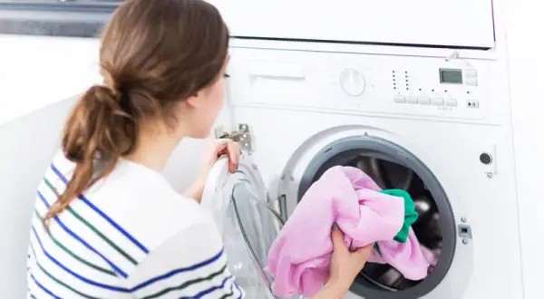 Jak skutecznie zapobiec farbowaniu ubrań: 5 sprawdzonych metod