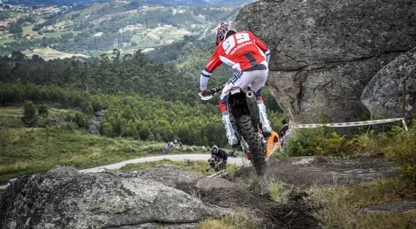 Super Enduro co to jest? Poznaj emocjonujący świat motocykli enduro