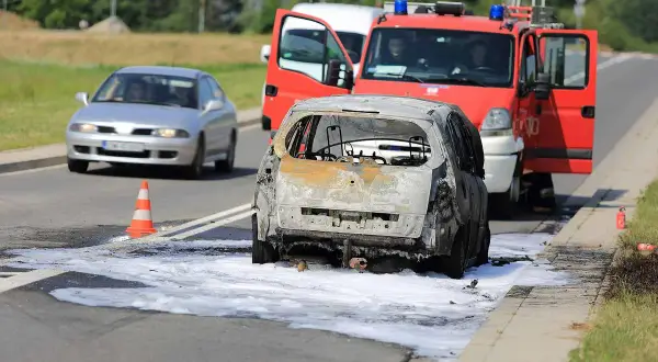 Jak ugasić samochód elektryczny i uniknąć niebezpieczeństwa pożaru