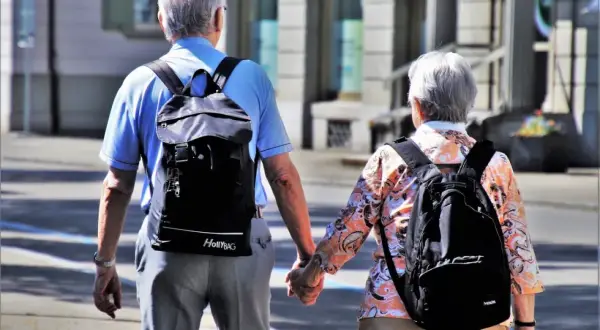 Emerytalne przywileje: Jakie świadczenia należą się seniorom po 60 roku życia?