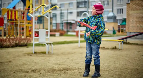 Co można znaleźć na placu zabaw familiada? Atrakcyjne i bezpieczne zabawy dla dzieci