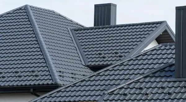 Jaki kolor komina do czarnej dachówki? Idealne zestawienia dla Twojego dachu