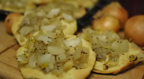 Najlepszy przepis na ciasto cebulak – unikaj tych powszechnych błędów