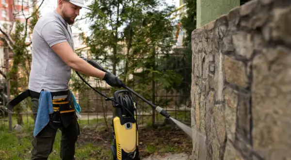 Opryskiwacze ręczne a ciśnieniowe – różnice i zastosowanie
