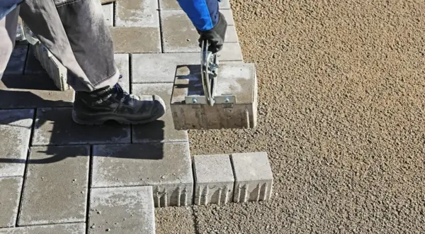 Ile cementu na m3 podsypki pod kostkę? Kluczowe proporcje i porady