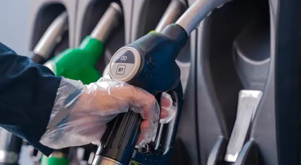 Czy ropa to diesel? Zrozum różnice i proces rafinacji paliw