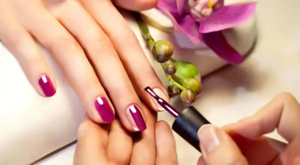 Jak długo utrzymuje się manicure klasyczny? Poznaj kluczowe czynniki trwałości