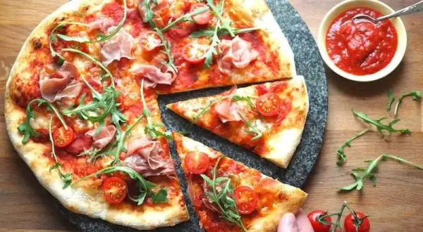 Ciasto na pizzę jak z pizzerii – proste przepisy na idealne ciasto