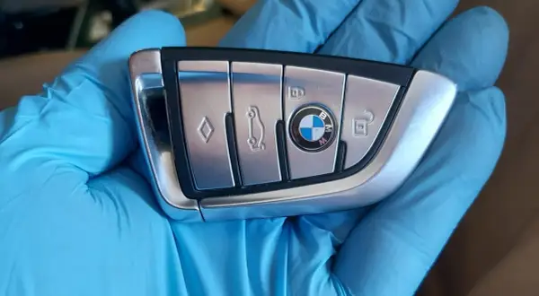 Jak wymienić baterie w kluczyku BMW - proste kroki i porady