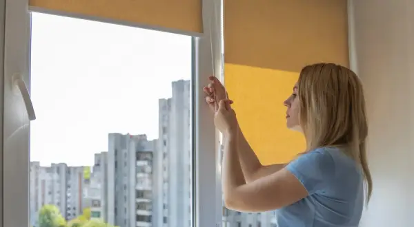 Jak przeciągnąć sznurek w rolecie wewnętrznej - proste kroki naprawy