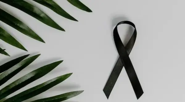 Ile trwa żałoba w kościele katolickim? Odkryj ważne zasady i okresy