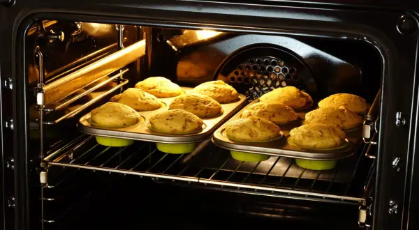 Jak piec muffinki termoobieg, aby uniknąć zakalca i uzyskać chrupkość