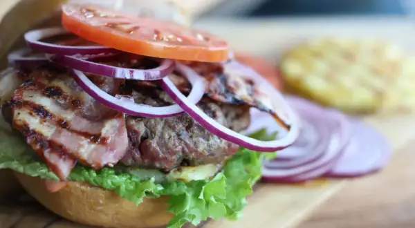 Jak zrobić domowego hamburgera – prosty przepis na idealny smak