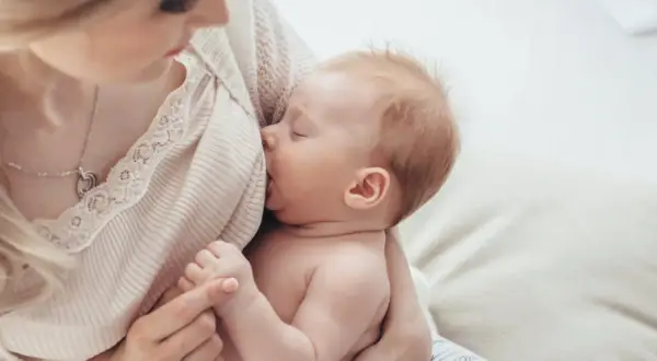 Co na ból brzucha przy karmieniu piersią? Bezpieczne rozwiązania i porady