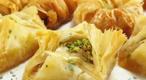Najlepsze przepisy na ciasto phyllo – łatwe dania na każdą okazję