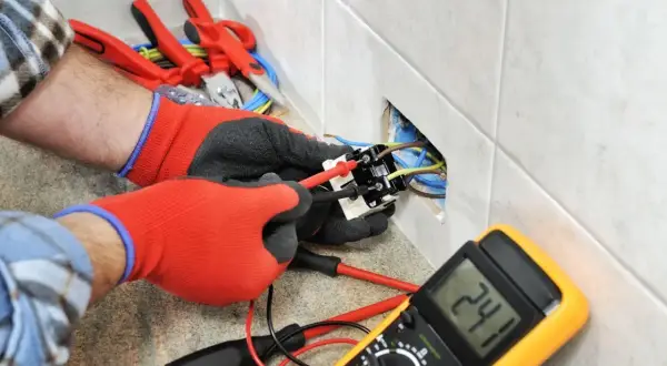 Ile kosztuje elektryka w domu 100m2? Poznaj ukryte wydatki i oszczędności