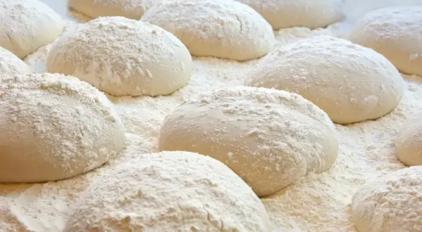 Ile może leżeć ciasto na pizzę? Sprawdź, zanim się zepsuje