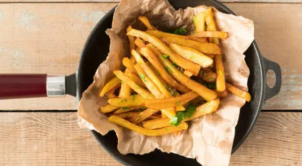 Jaki olej do frytek? Odkryj najlepsze opcje dla chrupiących frytek