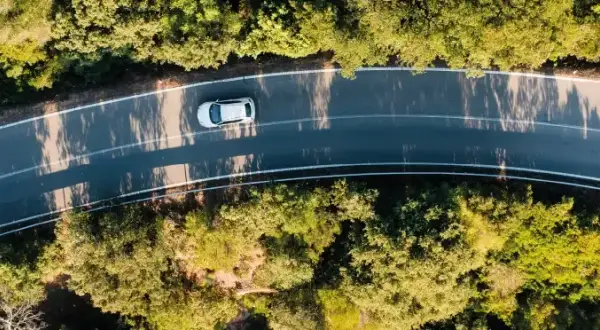 Ile kilometrów przejedzie samochód elektryczny? Zasięg, porównania i praktyczne porady