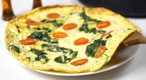 Jak przygotować fit omlet ze szpinakiem? Przepis na zdrowe danie
