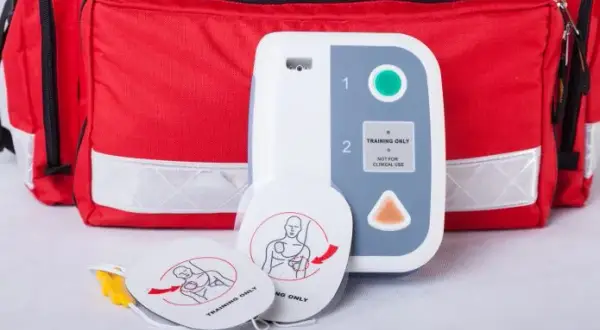 Jak używać defibrylatora AED w nagłych wypadkach - krok po kroku