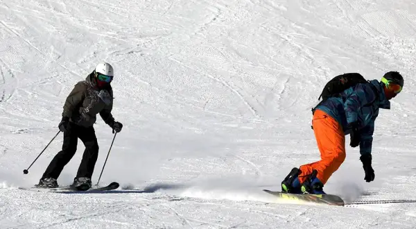 Co łatwiejsze narty czy snowboard? Odkryj prawdę o nauce!