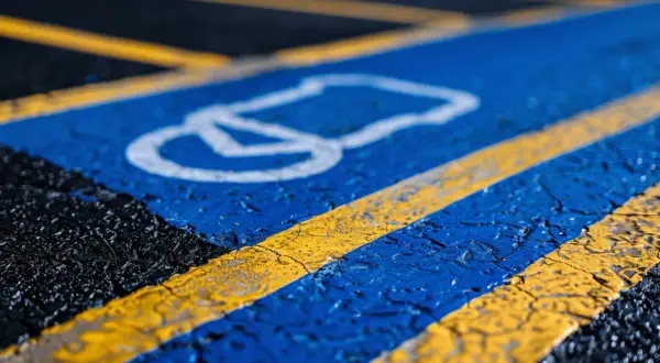Wymiary miejsca parkingowego dla niepełnosprawnych: Przepisy i normy prawne