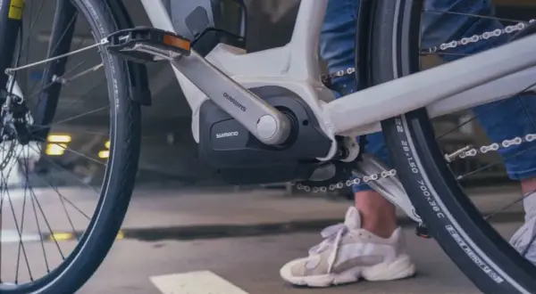 Rower elektryczny: silnik centralny czy w kole? Sprawdź wady i zalety
