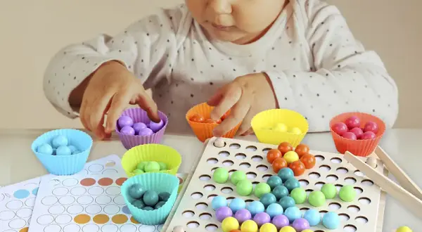 Jakie zabawki stymulują rozwój mózgu dziecka w pierwszych latach życia?