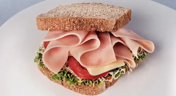 Ile kcal ma kanapka? Poznaj kaloryczność różnych rodzajów