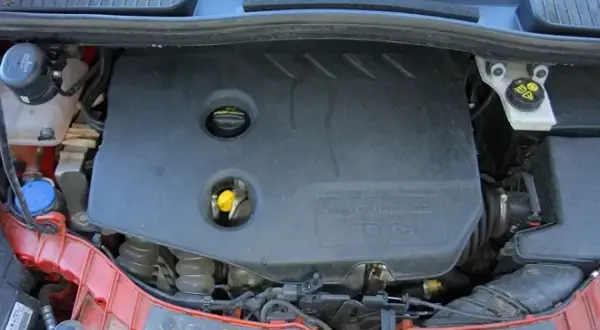 Gdzie jest filtr paliwa w Ford C-Max 1.6 benzyna? Oto odpowiedź!