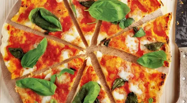 Jak zrobić sos do pizzy jak z pizzerii – prosty przepis na domową pizzę