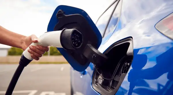 Ile kosztuje przejechanie 100 km samochodem elektrycznym? Sprawdź!