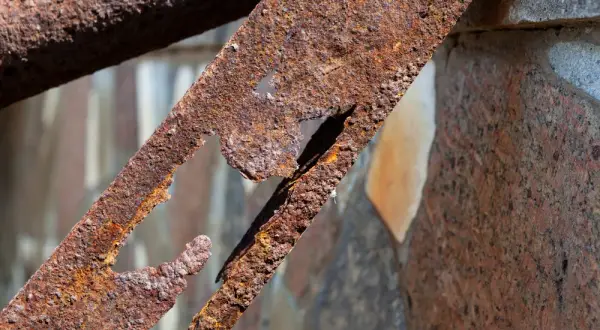 Zjawisko korozji: mechanizmy, przyczyny i skutki, które warto znać