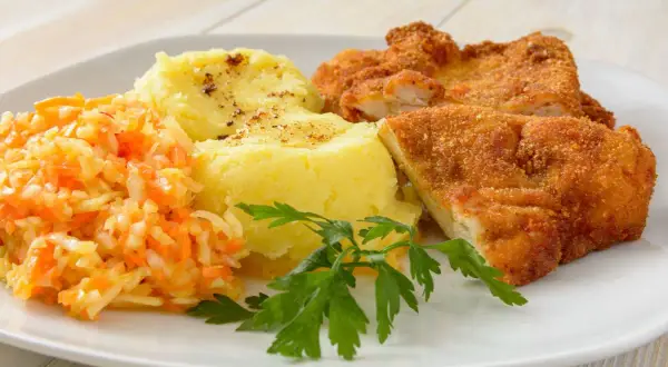Jakie surówki do schabowego i frytek, aby nie były nudne?