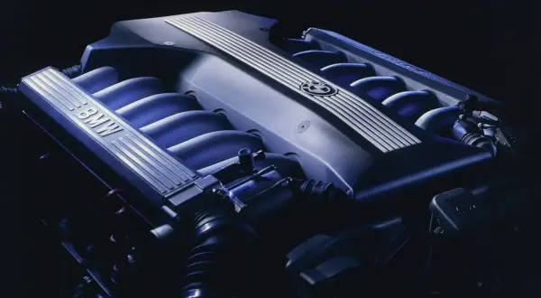 BMW z silnikiem V12: odkryj historię, modele i ich przyszłość