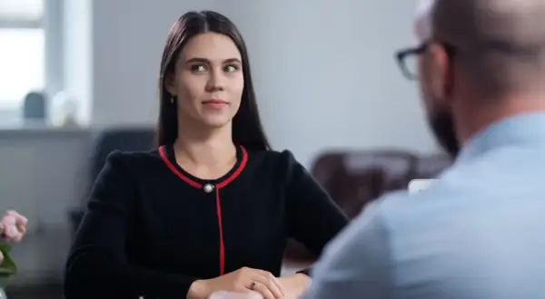 Ile trwa rozmowa o pracę? Poznaj typowe czasy i co wpływa na długość